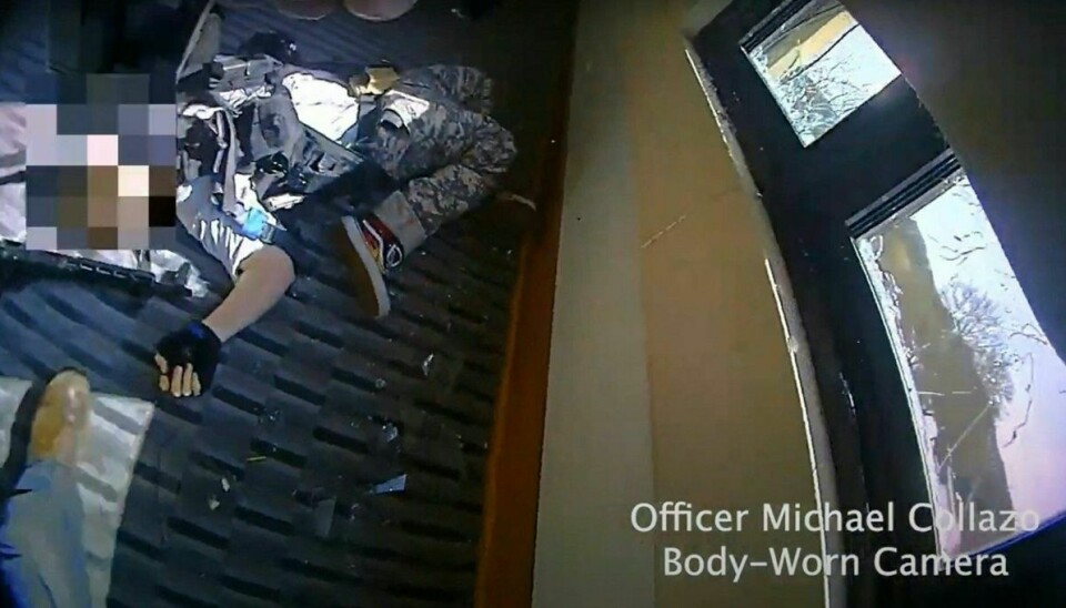 Betjentens kropskamera viser liget af den unge kvinde, efter at politiet har nedkæmpet hende. Ansigtet er blændet af.