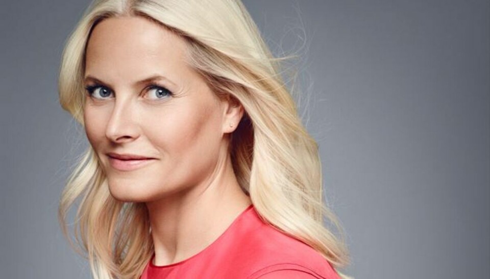 Mette-Marit er blevet bidt af en gal væv. Mette-Marit er blevet bidt af en gal væv.