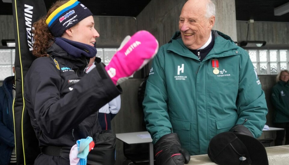 Kong Harald på Holmenkollen i Norge sammen med den svenske skiskytte Hanna Öberg den 19. marts.