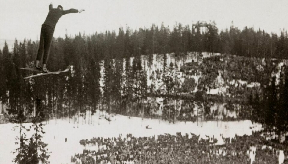 Kronprins Olav hopper 38. meter i Holmenkollen 26. februar 1923.