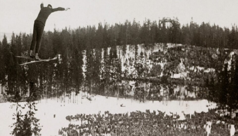 Kronprins Olav hopper 38. meter i Holmenkollen 26. februar 1923. Kronprins Olav hopper 38. meter i Holmenkollen 26. februar 1923.