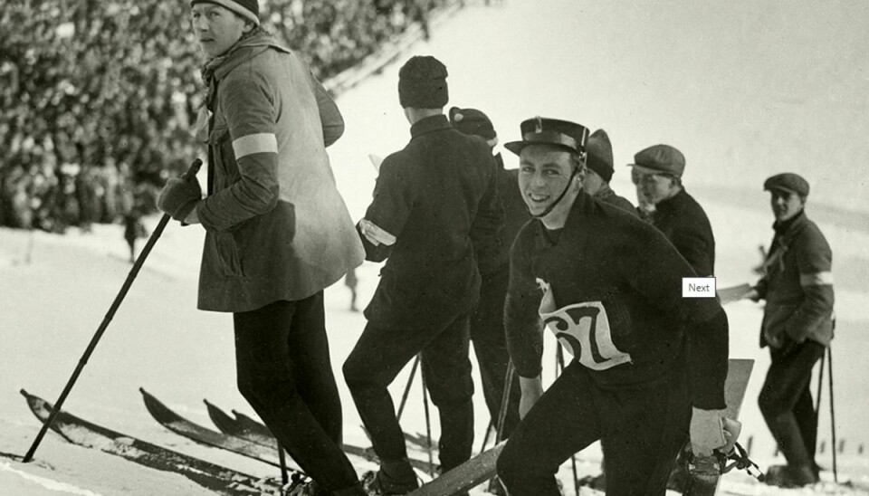 Kronprins Olav i sit es på skisportsstedet.