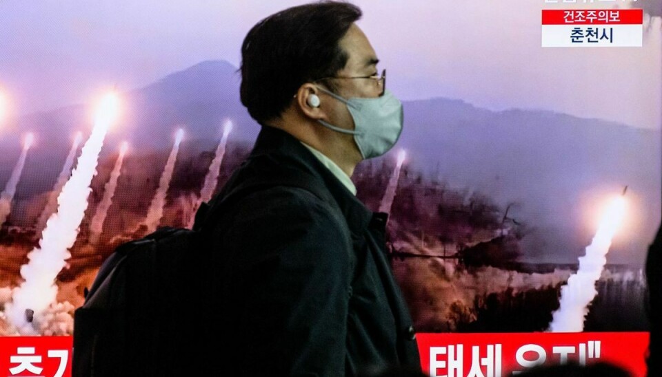 En mand går forbi en tv-skærm i Sydkorea, der viser en nyhedsudsendelse 27. marts med en nordkoreansk missiltest som omdrejningspunkt.