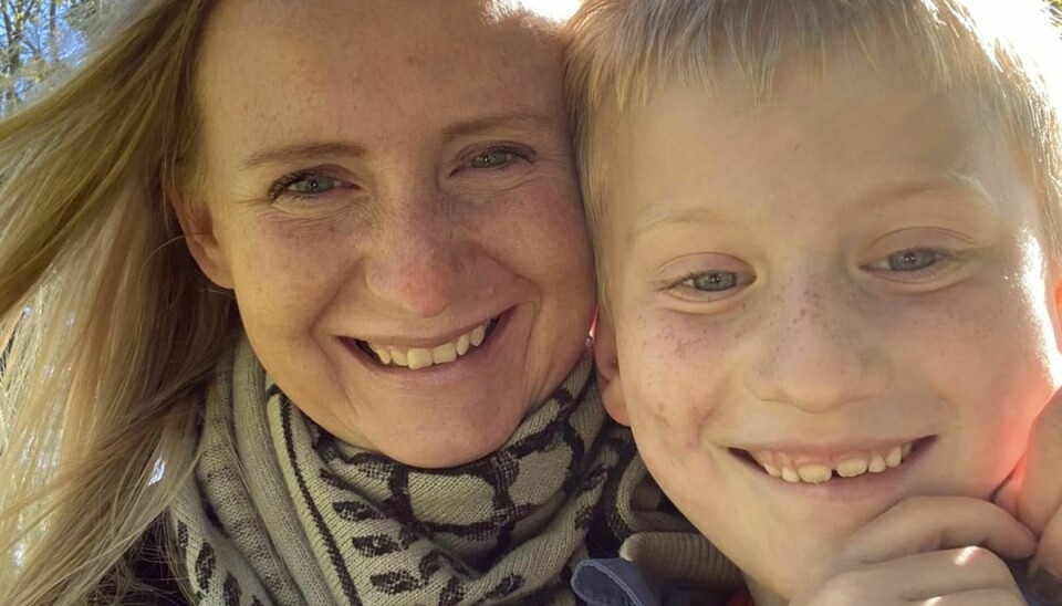 Her ses Mette Skou Hansen sammen med sin søn Frej, der lider af en ekstremt sjælden sygdom.