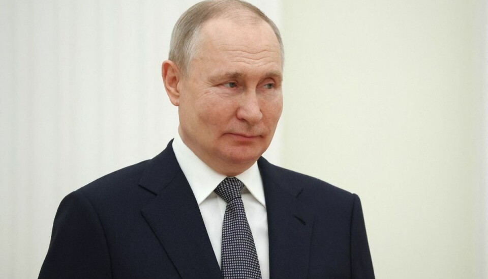 Hvis Vladimir Putin bliver anholdt, så er det en krigserklæring mod eksempelvis Tyskland, lyder det fra præsidentens højre hånd. Hvis Vladimir Putin bliver anholdt, så er det en krigserklæring mod eksempelvis Tyskland, lyder det fra præsidentens højre hånd.