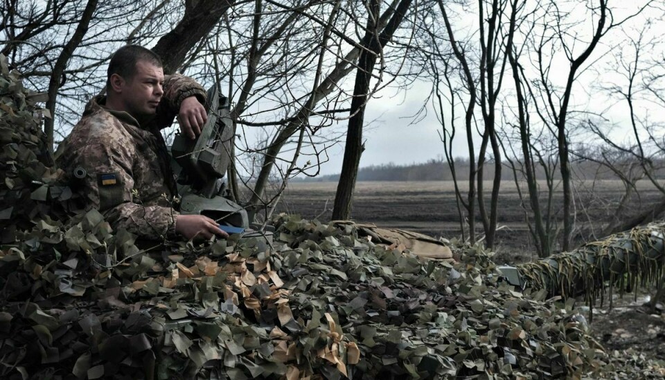 En ukrainsk soldat sidder på en T-72 kampvogn ved Bakhmut.