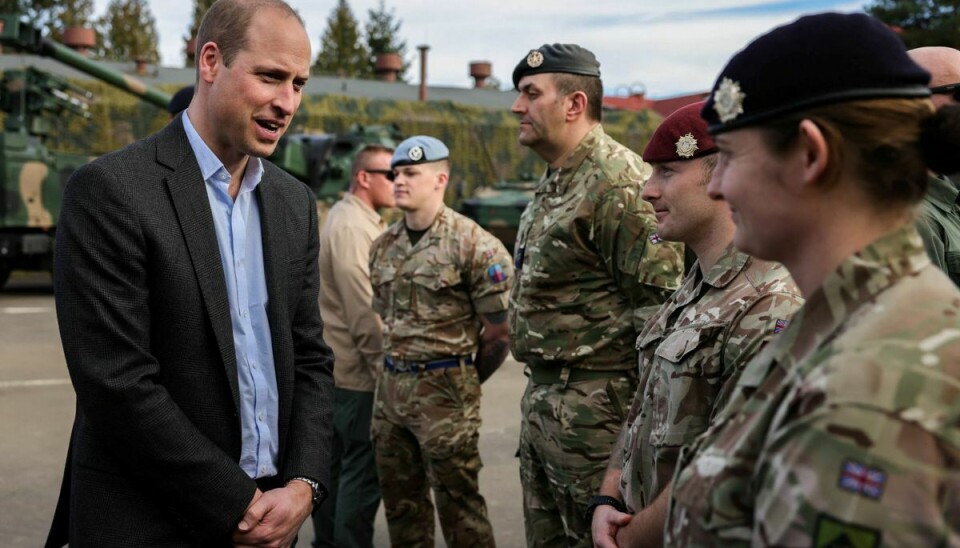 Prins William hilser på nogle af de britiske og polske tropper på basen i Rzeszow.