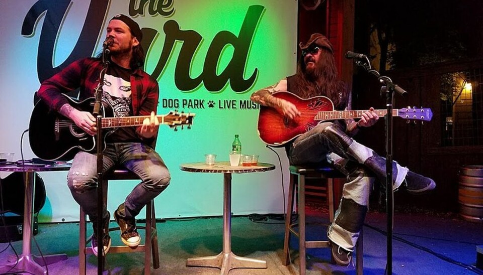 Den 59-årige guitarist (til højre i billedet) døde pludselig af en hjerneblødning. Den 59-årige guitarist (til højre i billedet) døde pludselig af en hjerneblødning.