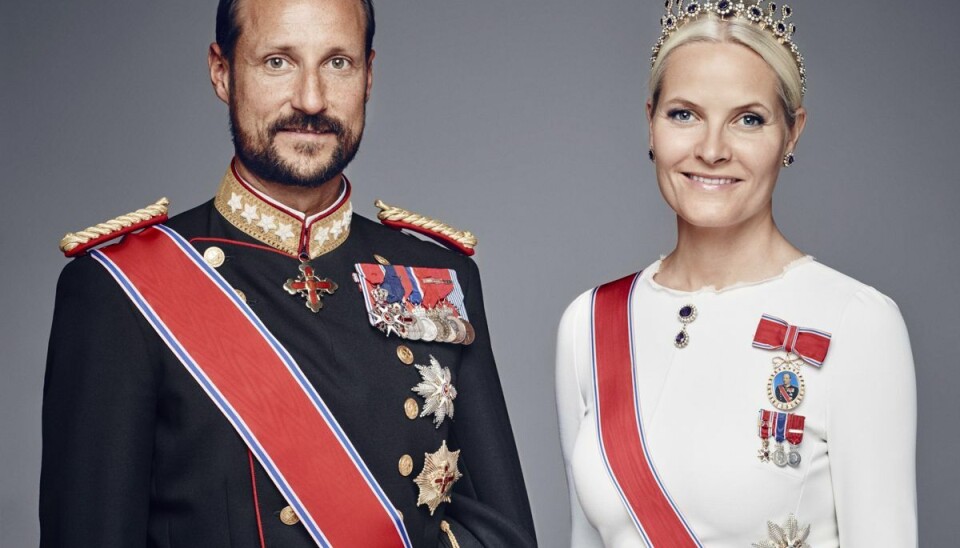 Såvel kronprins Haakon som kronprinsesse Mette-Marit kan i år fejre 50-års fødselsdag. Han den 20. juli og hun den 19. august. Såvel kronprins Haakon som kronprinsesse Mette-Marit kan i år fejre 50-års fødselsdag. Han den 20. juli og hun den 19. august.