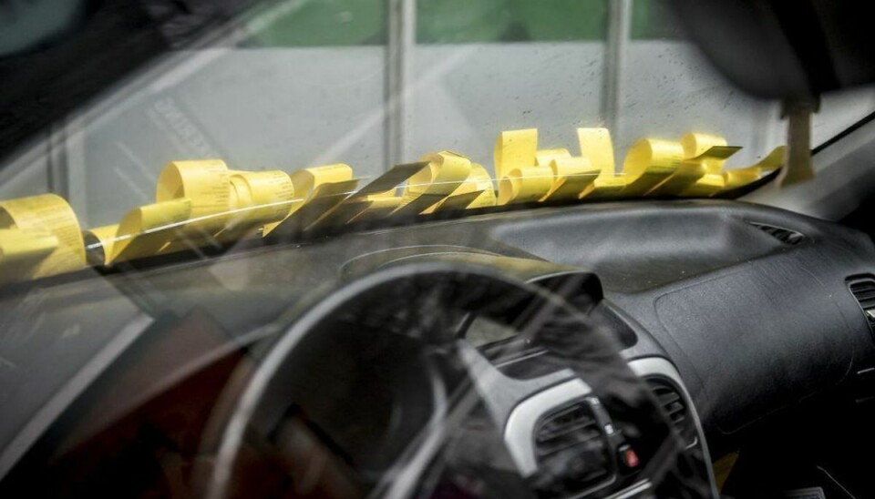 Husk også at stille det elektroniske parkeringsur i bilen til sommertid - ellers får du en bøde når p-vagten kommer forbi. (Arkivfoto).