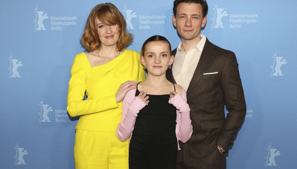 I 'Agent' spiller Julie Agnete Vang rollen som Hannah, der er ekskone til hovedkarakten Joe, der spilles af Esben Smed, og mor til Talullah, der spilles af Selma Sol í Dali Pape. Her ses de alle tre på den røde løber, da serien fik premiere ved Berlinalen i februar. (Arkivfoto). I 'Agent' spiller Julie Agnete Vang rollen som Hannah, der er ekskone til hovedkarakten Joe, der spilles af Esben Smed, og mor til Talullah, der spilles af Selma Sol í Dali Pape. Her ses de alle tre på den røde løber, da serien fik premiere ved Berlinalen i februar. (Arkivfoto).