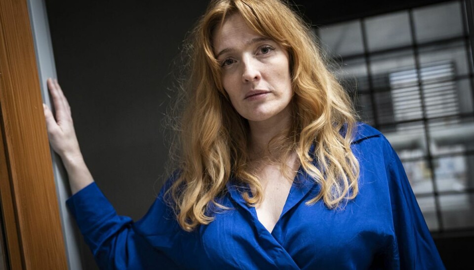 - Jeg har ofte ved teatret fået rigtig mange sjove roller. Men jeg har egentlig altid undret mig over, at jeg bliver placeret i det. Jeg synes, at jeg bedre formår at få løst det dramatiske, siger Julie Agnete Vang, der er aktuel i dramakomedieserien 'Agent'. - Jeg har ofte ved teatret fået rigtig mange sjove roller. Men jeg har egentlig altid undret mig over, at jeg bliver placeret i det. Jeg synes, at jeg bedre formår at få løst det dramatiske, siger Julie Agnete Vang, der er aktuel i dramakomedieserien 'Agent'.