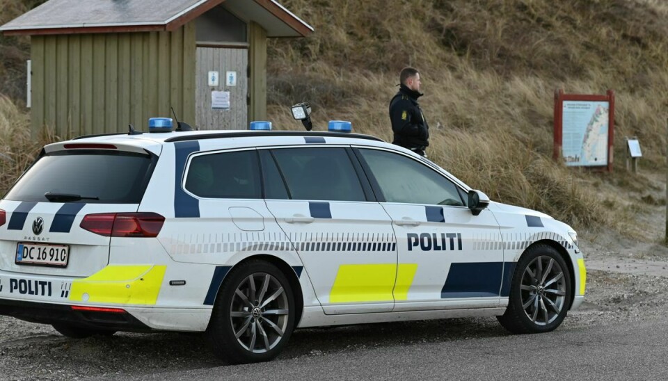 Flere patruljevogne er parkeret ved Lyngby Strand ved Bedsted i Thy i forbindelse med eftersøgningen.