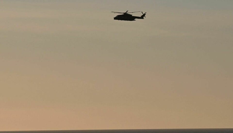 En redningshelikopter deltager ligeledes i eftersøgningen.