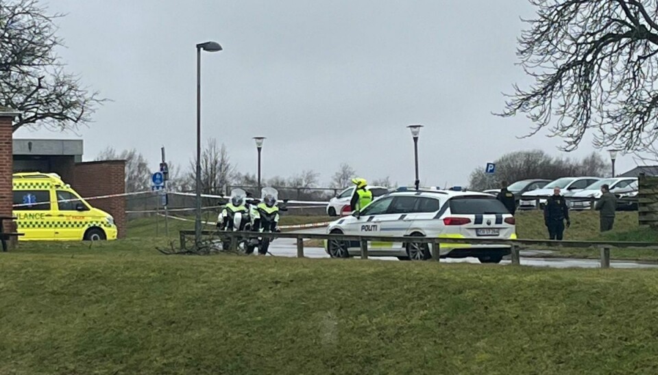 Betjente er til stede for at undersøge et overfald på en 25-årig mand. Betjente er til stede for at undersøge et overfald på en 25-årig mand.