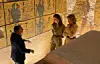 Kronprinsesse Elisabeth og dronning Mathilde ses her under deres besøg i Tutankhamons grav.