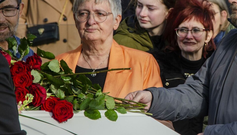Til højre i billedet ses Sussi ved Leos bisættelse den 25. februar. Til højre i billedet ses Sussi ved Leos bisættelse den 25. februar.