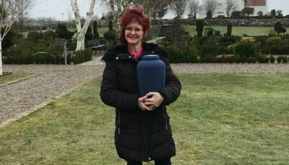 Sussi med den smukke, blå urne, der indeholder Leos jordiske rester. Sussi med den smukke, blå urne, der indeholder Leos jordiske rester.