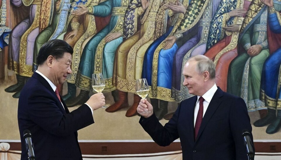 Xi Jinping og Vladimir Putin kunne skåle tirsdag, da der blev holdt middag i Facetternes Palads i Kreml i Moskva. Xi Jinping og Vladimir Putin kunne skåle tirsdag, da der blev holdt middag i Facetternes Palads i Kreml i Moskva.