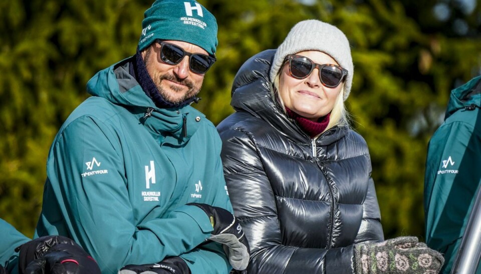 Kronprinsesse Mette-Marit og kronprins Haakon under Raw Air Verdenscup i hop for kvinder ved Holmenkollen skifestival 2023 i Oslo.