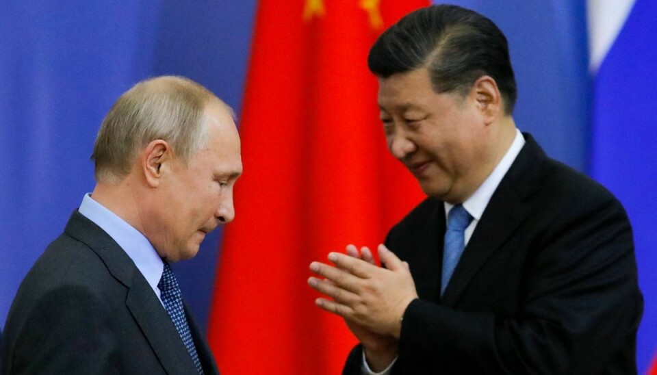 Mandag får Ruslands præsident, Vladimir Putin (t.v.), besøg af sin nærmeste og vigtigste allierede, Kinas præsident Xi Jinping. På forhånd har Kina betegnet det som et 'besøg for fred'. Landet håber at kunne spille en rolle i at finde en løsning på den blodige krig i Ukraine. (Arkivfoto)