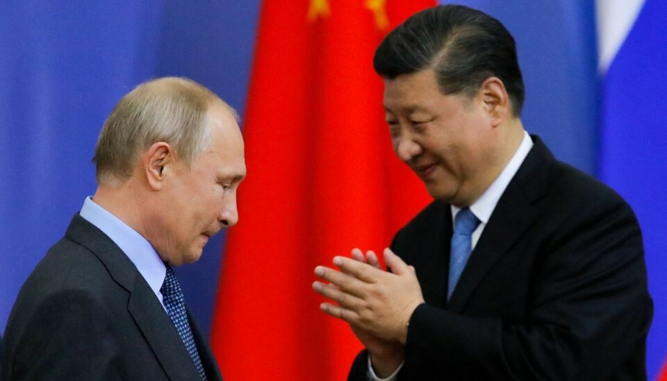 Mandag får Ruslands præsident, Vladimir Putin (t.v.), besøg af sin nærmeste og vigtigste allierede, Kinas præsident Xi Jinping. På forhånd har Kina betegnet det som et 'besøg for fred'. Landet håber at kunne spille en rolle i at finde en løsning på den blodige krig i Ukraine. (Arkivfoto) Mandag får Ruslands præsident, Vladimir Putin (t.v.), besøg af sin nærmeste og vigtigste allierede, Kinas præsident Xi Jinping. På forhånd har Kina betegnet det som et 'besøg for fred'. Landet håber at kunne spille en rolle i at finde en løsning på den blodige krig i Ukraine. (Arkivfoto)