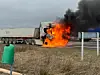 Lastbilen står i flammer.
