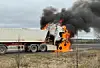 Branden raserer lastbilen.
