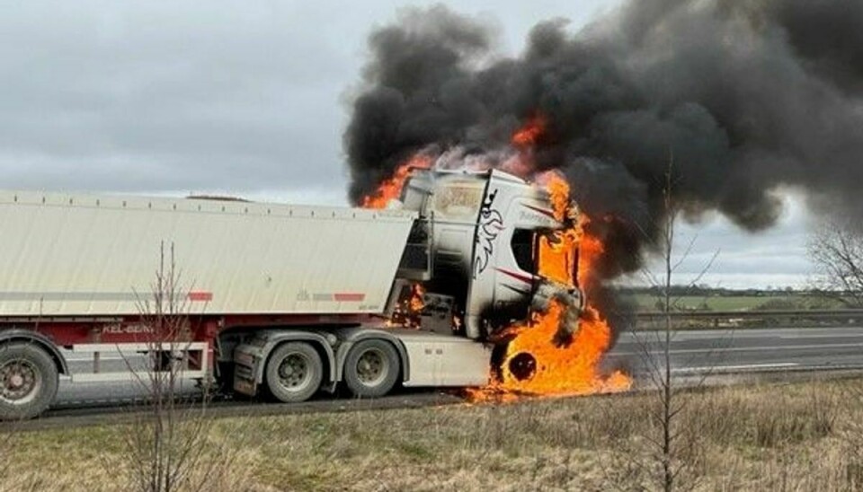 Branden raserer lastbilen.