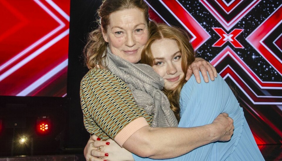 Clara fik et tiltrængt kram af mor Ann efter sit exit.