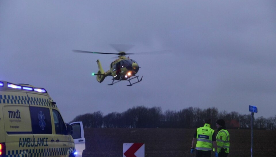 En lægehelikopter er landet på stedet.