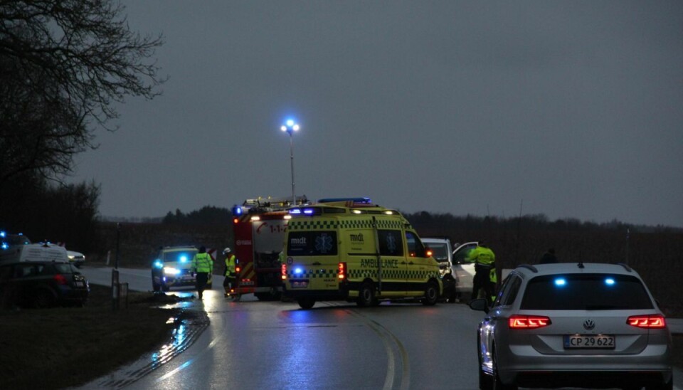 To biler er kørt sammen - den ene er fastklemt. To biler er kørt sammen - den ene er fastklemt.