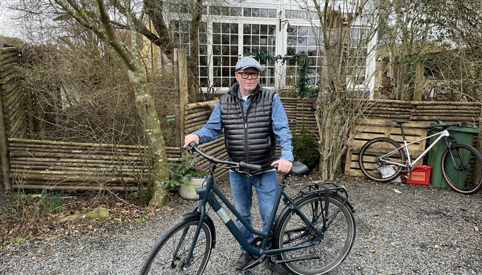 Claus Holm cykler gerne meget lange ture. Her står han med årets hovedpræmie fra Gazelle.