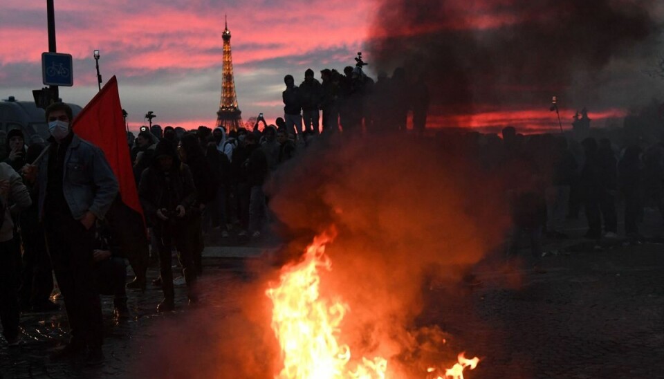 Franske demonstranter satte ild til flere ting, inden de blev opløst af landets politi torsdag aften. Hundredvis er blevet anholdt. Franske demonstranter satte ild til flere ting, inden de blev opløst af landets politi torsdag aften. Hundredvis er blevet anholdt.