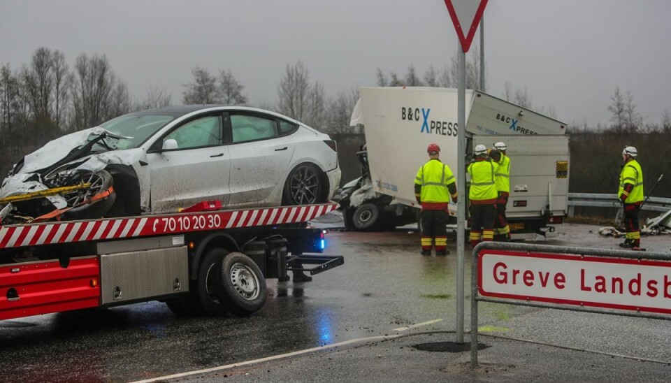 En bilist overså formentligt en rundkørsel og fortsatte i hvert fald henover den.