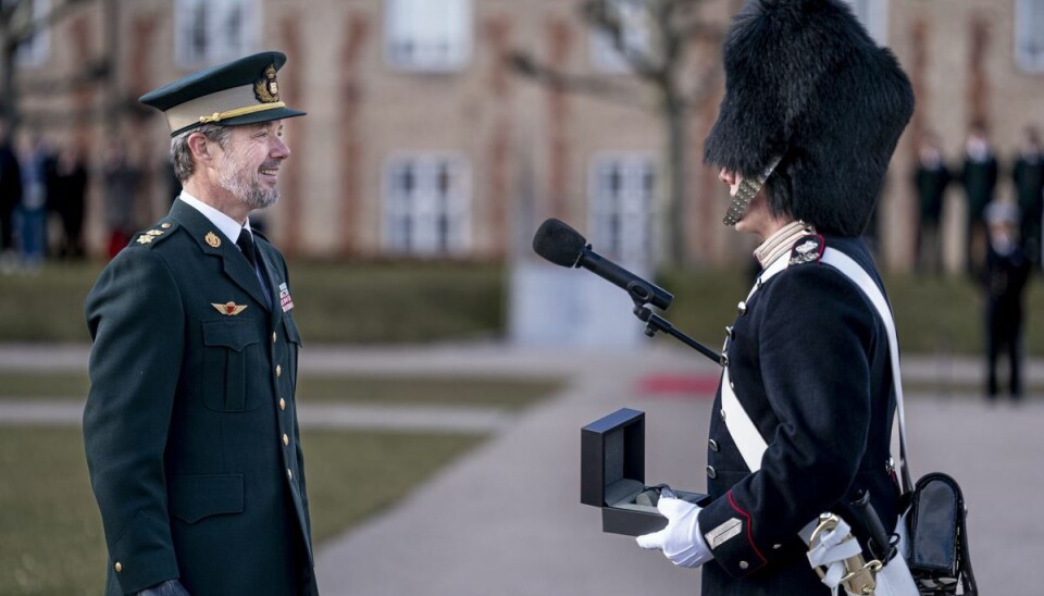 Kronprins Frederik overværer Urparade og overrækker Dronningens Ur på Livgardens Kaserne i København til Mads Karrebæk Mortensen onsdag den 15. marts 2023. Det er første gang, at kronprinsen overrækker Dronningens Ur. Dronningen er sygemeldt efter en rygoperation.