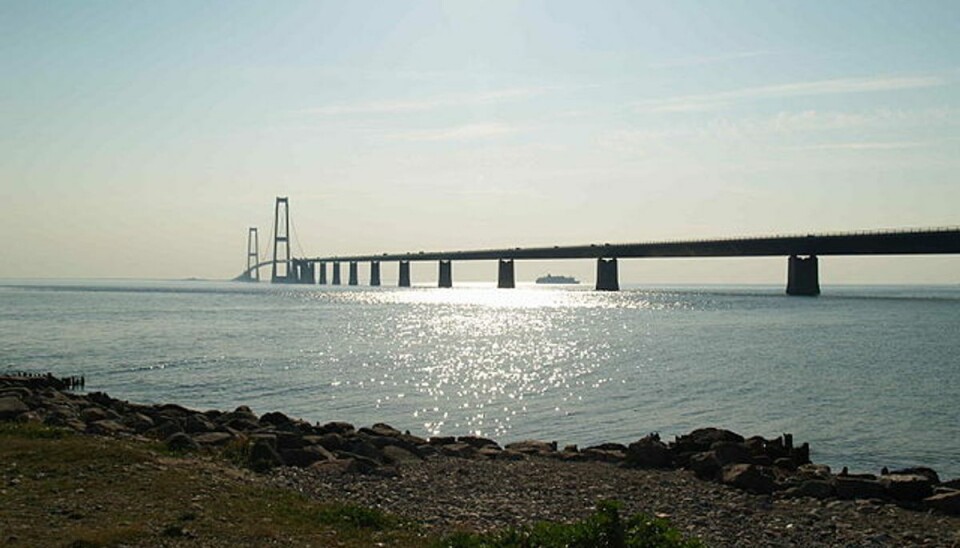 Det er ikke tilladt for vindfølsomme køretøjer at køre over Storebæltsbroen. Det er ikke tilladt for vindfølsomme køretøjer at køre over Storebæltsbroen.