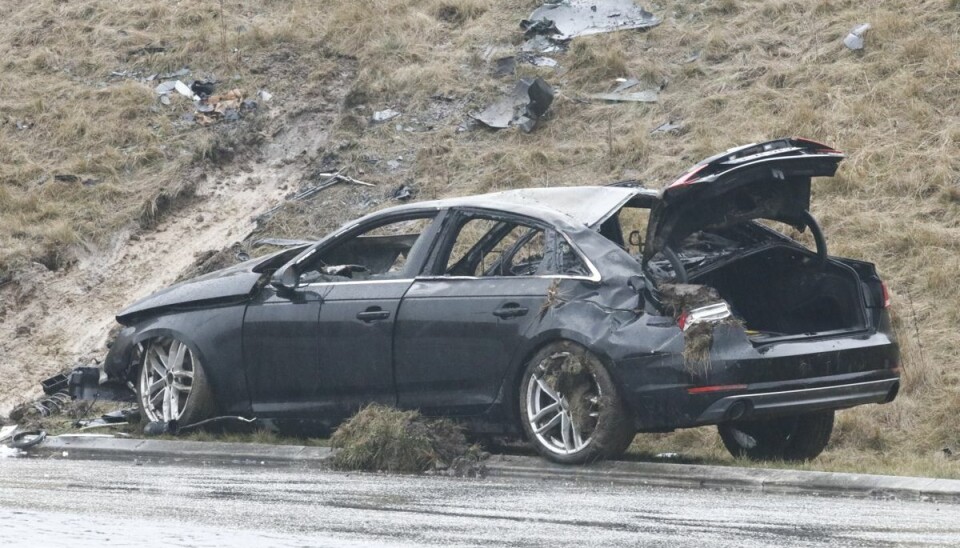 Bilen brød formentlig i brand ved sammenstødet. Bilen brød formentlig i brand ved sammenstødet.