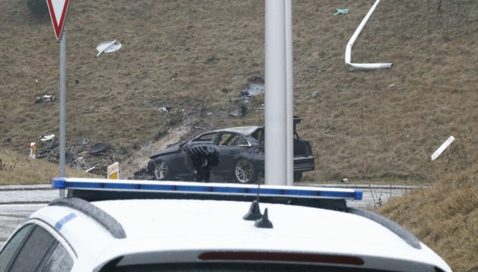 Bilen påkørte en lygtepæl - formentlig den, der ligger i højre hjørne i billedet. Bilen påkørte en lygtepæl - formentlig den, der ligger i højre hjørne i billedet.