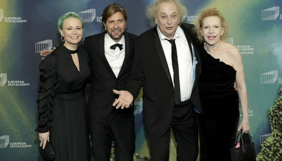 Vicki Berlin (til venstre) og Zlatko Buric (nummer tre til højre) står her på hver deres side af instruktør Ruben Östlund. De er også flankeret af Sunnyi Melles, der spiller med i filmen.