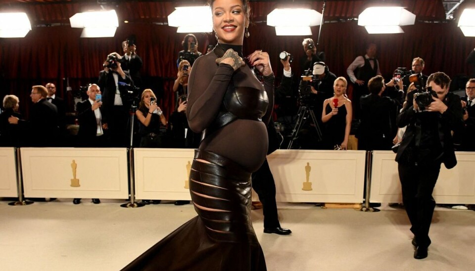 Rihanna på den champagnefarvede løber ved søndagens Oscar Awards. Rihanna på den champagnefarvede løber ved søndagens Oscar Awards.