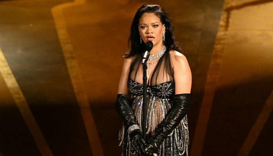 Rihanna, i et noget mere løst outfit og med håret slået ud, på scenen ved søndagens Osacar Awards.
