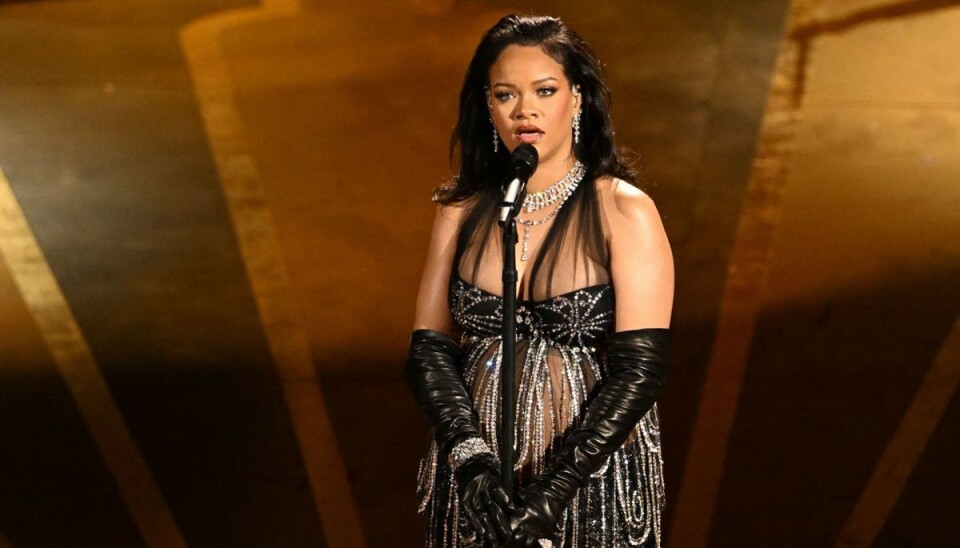 Rihanna, i et noget mere løst outfit og med håret slået ud, på scenen ved søndagens Osacar Awards. Rihanna, i et noget mere løst outfit og med håret slået ud, på scenen ved søndagens Osacar Awards.