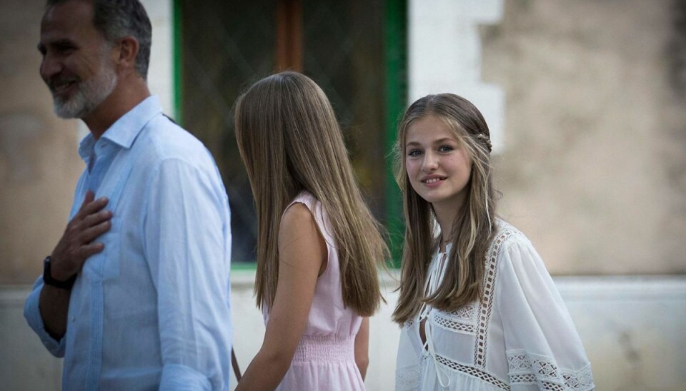 Kronprinsesse Leonor, til højre, ses her sammen med kong felipe og sin yngre søster prinsesse Sofia.sin far Kronprinsesse Leonor, til højre, ses her sammen med kong felipe og sin yngre søster prinsesse Sofia.sin far