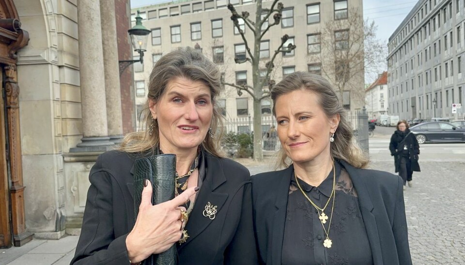 Emilie og Julie Brandt sagde farvel med hver sin smukke tale til deres far. Emilie og Julie Brandt sagde farvel med hver sin smukke tale til deres far.