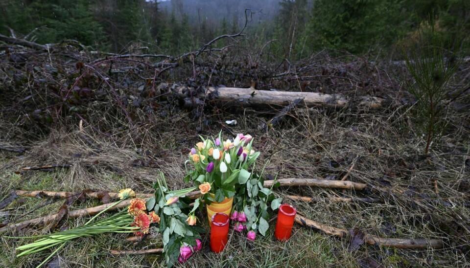 Blomster placeret i skovbunden, hvor 12-årige Luise blev fundet dræbt.