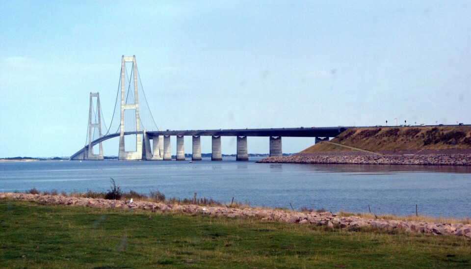 Kørsel med vindfølsomme køretøjer er mandag formiddag forbudt på Storebæltsbroen. Kørsel med vindfølsomme køretøjer er mandag formiddag forbudt på Storebæltsbroen.