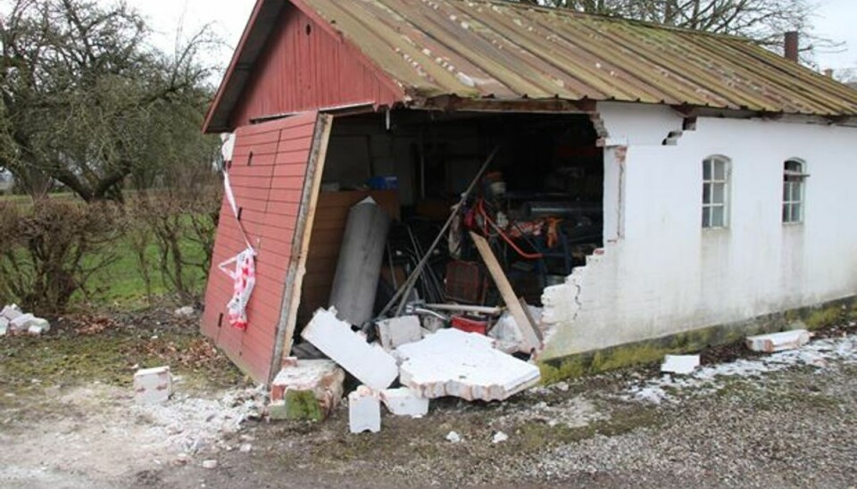 Laden er noget beskadiget efter påkørslen. Laden er noget beskadiget efter påkørslen.