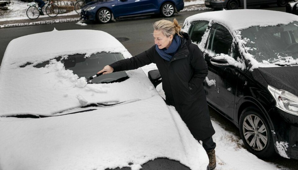 Man skal forberede sig på igen at skulle fjerne sne fra bilens ruder.