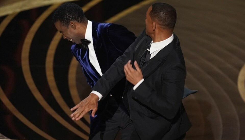 - Var det en joke?, spurgte mange, da Will Smith gav komikeren Chris Rock en ordentlig en på sinkadusen midt i oscarshowet. Det var det ikke - men fadæsen kan vise sig at have givet lige præcis den opmærksomhed, showet i mange år har higet efter. - Var det en joke?, spurgte mange, da Will Smith gav komikeren Chris Rock en ordentlig en på sinkadusen midt i oscarshowet. Det var det ikke - men fadæsen kan vise sig at have givet lige præcis den opmærksomhed, showet i mange år har higet efter.